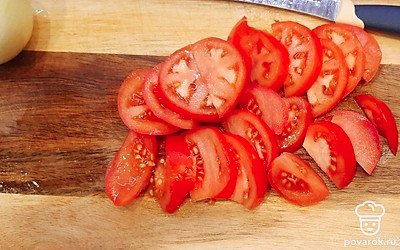 Нарезать помидоры. 