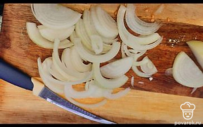 Нашинковать лук. 