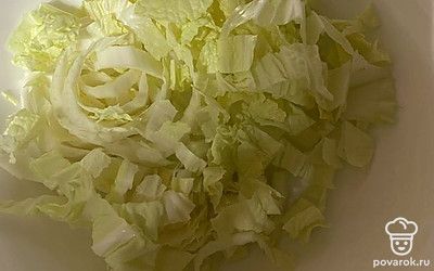 Отправим капусту в салатницу.