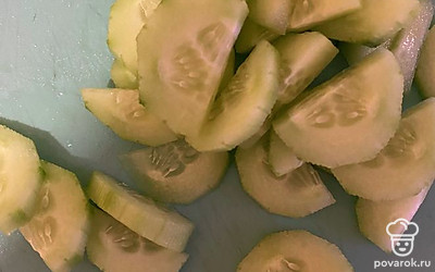 Далее почистим и нашинкуем огурец.