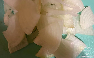 Лук очистим и нарежем полукольцами.