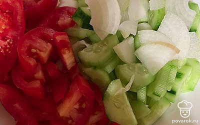 Лук и помидоры выложим в салатницу.