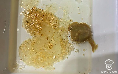 Начнем готовить соус. В соуснице смешаем масло, лимонный сок, горчицу и соль.