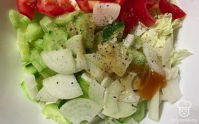 Приправим салат соусом и перемешаем.