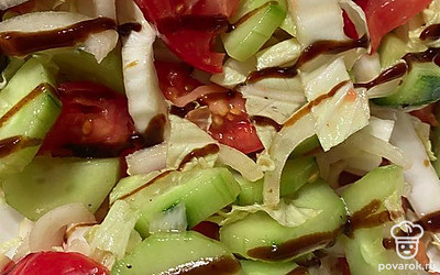 Перед подачей заправим салат бальзамик-кремом. Приятного аппетита!