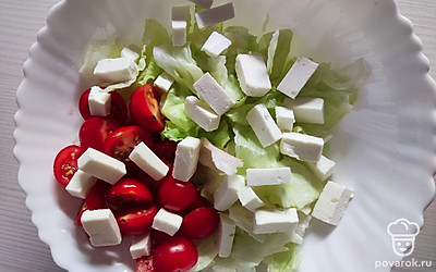 Смешать все ингредиенты в глубокой миске. Добавить масло, специи по вкусу. Соль добавлять не нужно, так как сыр сам по себе довольно соленый.