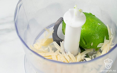 Извлеките мякоть из одной половины авокадо с помощью чайной ложки, переложите в чашу блендера. Крупно натрите сыр, также добавьте его в емкость.