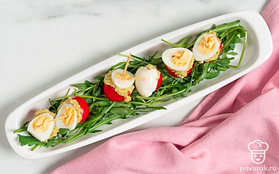 Украсьте канапе с авокадо половинками перепелиных яиц.