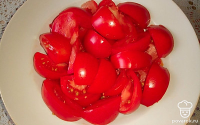 Нарежьте помидоры на крупные кусочки.