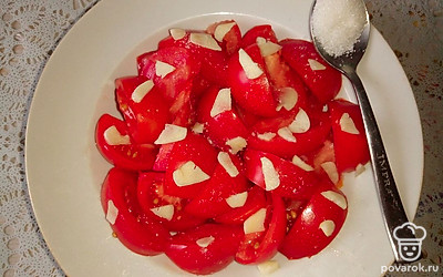 Измельченный чеснок добавьте к помидорам, а также сахар и соль по вкусу.