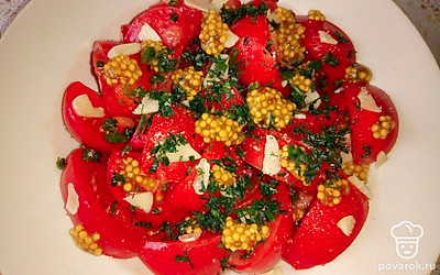 Приправьте зернистой горчицей, уксусом, растительным маслом и измельченным укропом. Перемешайте все хорошо и поставьте на полчаса в холодильник. Спустя 30 можно подавать салат на стол.