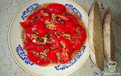 Подавайте блюдо со ржаным или бородинским хлебом.