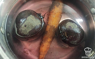 Свеклу и морковь отварите до готовности 20 минут с момента закипания воды. Морковь можете достать через 10 минут.