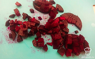 Свеклу почистите и нарежьте кубиками.