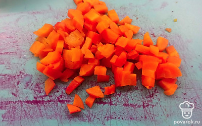 Морковь очистите и нашинкуйте кусочками.