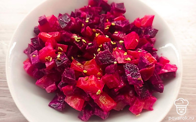 Подавайте блюдо порционно, украсив семенами кунжута.