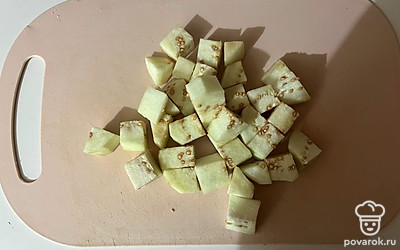 Баклажаны очистите от кожуры и нарежьте кубиком 1 на 1 сантиметр. 