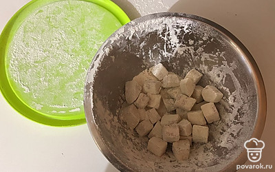 Миску накройте крышкой и встряхните ее так, чтобы каждый кусочек был обвален мукой. 