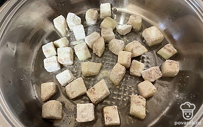 В сковороду влейте масло и поместите туда баклажаны. 