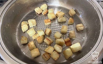 Обжаривайте кусочки баклажанов 10 минут, периодически переворачивая. 