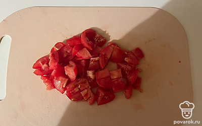Помидоры промойте и нарежьте мелким кубиком. 