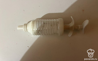 В кондитерский мешок или шприц поместите творожный сыр. 