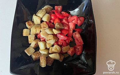 В блюдо для подачи выложите обжаренные баклажаны и нарезанные помидоры. 