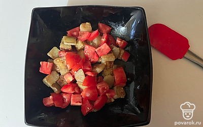 Перемешайте овощи. 