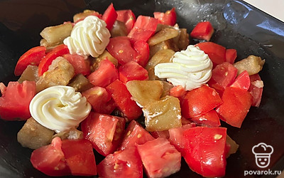 Овощи украсьте розочками из творожного сыра. Приятного аппетита!