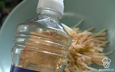 Добавьте масло. 