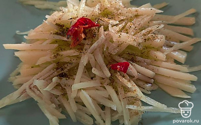 Добавьте острый перец. 