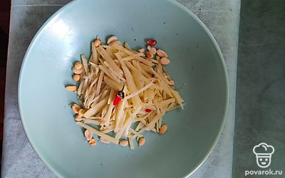 Подавайте салат порционно, с арахисом. 