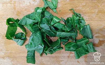 Нарезать на небольшие кусочки щавель.