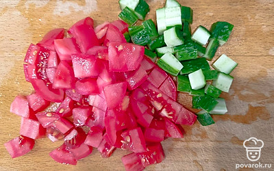 Кубиками нарезать огурцы и помидоры.