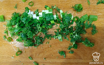 Мелко нарезать зеленый лук и укроп.