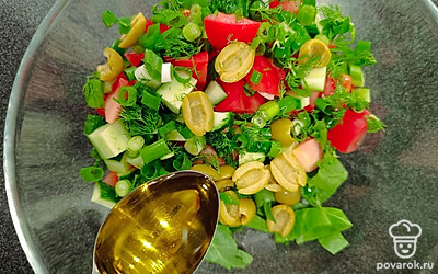 Переложить все продукты в одну посуду. Заправить салат оливковым маслом и хорошо все перемешать.