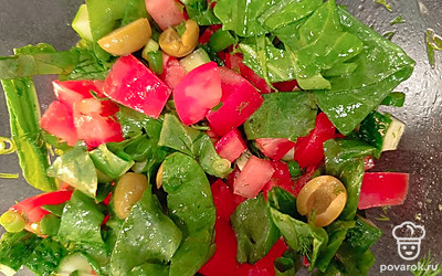 Можно добавить в салат немного соевого соуса.