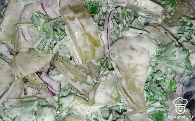 Салат с малосольными огурцами и красным луком — Рецепт с фото