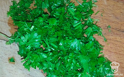 Петрушку моем, мелко режем.