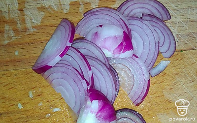Лук чистим, нарезаем тонкими полукольцами.