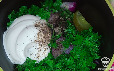 К огурцам добавляем лук, петрушку и майонез. Солим и перчим. Перемешиваем, отправляем в холодильник на 5 минут.