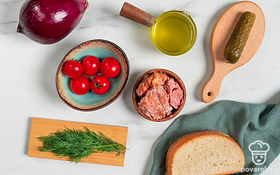 Откройте банку с тунцом, слейте жидкость. Помойте и почистите лук. Вымойте и обсушите помидор и укроп. Приготовьте миску, сковороду, разделочную доску и блюдо для подачи.