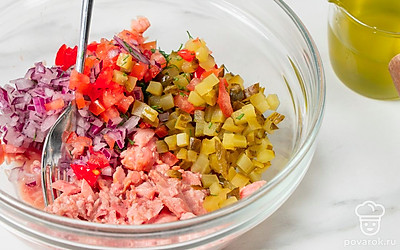 Добавьте овощи к рыбе, влейте 1 ч.л. масла, хорошо размешайте. Распределите получившуюся начинку по ломтикам батона.