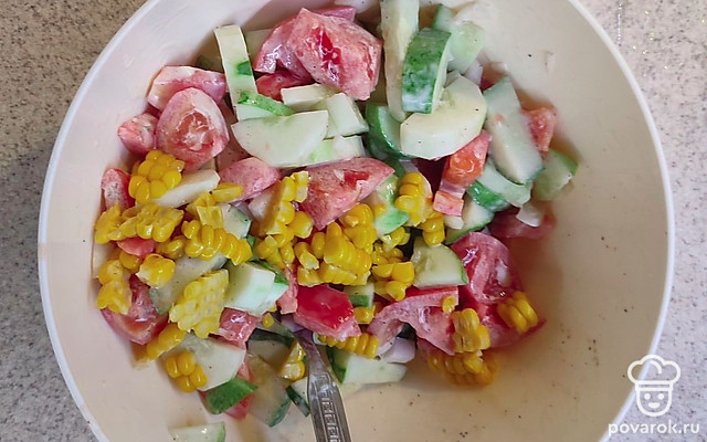 Овощной салат с вареной кукурузой и луком — Рецепт с фото