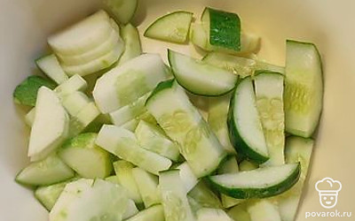 Нарезаем огурцы.