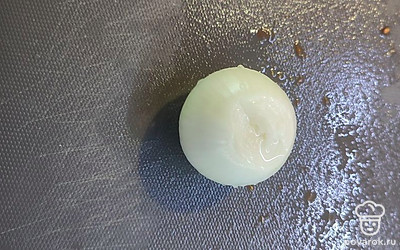 Чистим и мелко нарезаем лук.