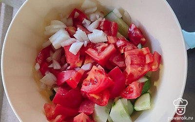 Нарезаем помидоры. Смешиваем все ингредиенты в миске.