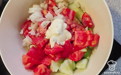 Добавляем майонез, соль и перец по вкусу.