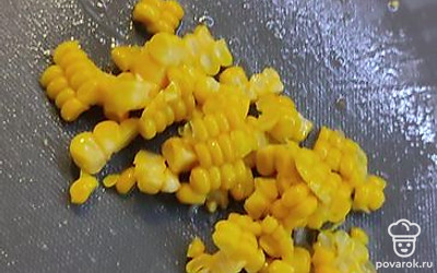 Очищаем кукурузу от початка и добавляем к остальным ингредиентам.