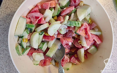 Такой простой и легкий салат отлично подойдет к мясным и рыбным блюдам.